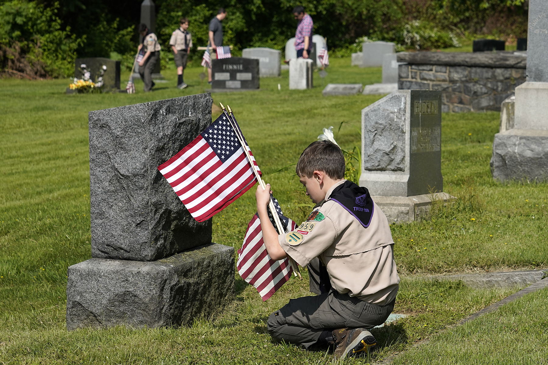 images/stories/HeaderImages/Frame3/ScoutsFlaggingCemetery_002Ver2cropSm_DSC7665.jpg